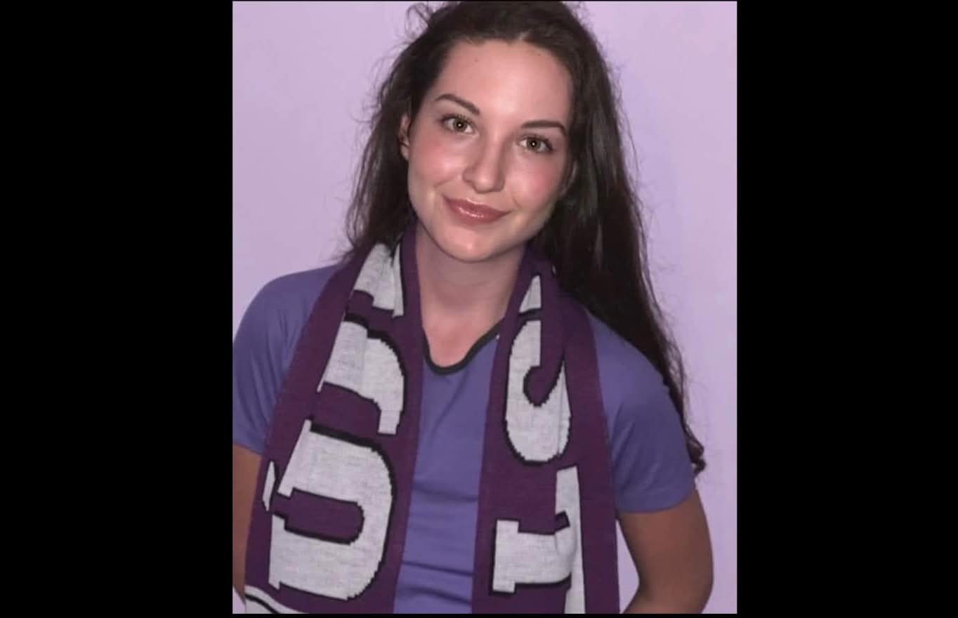 DERBI A LILA SÁLAS LÁNNYAL